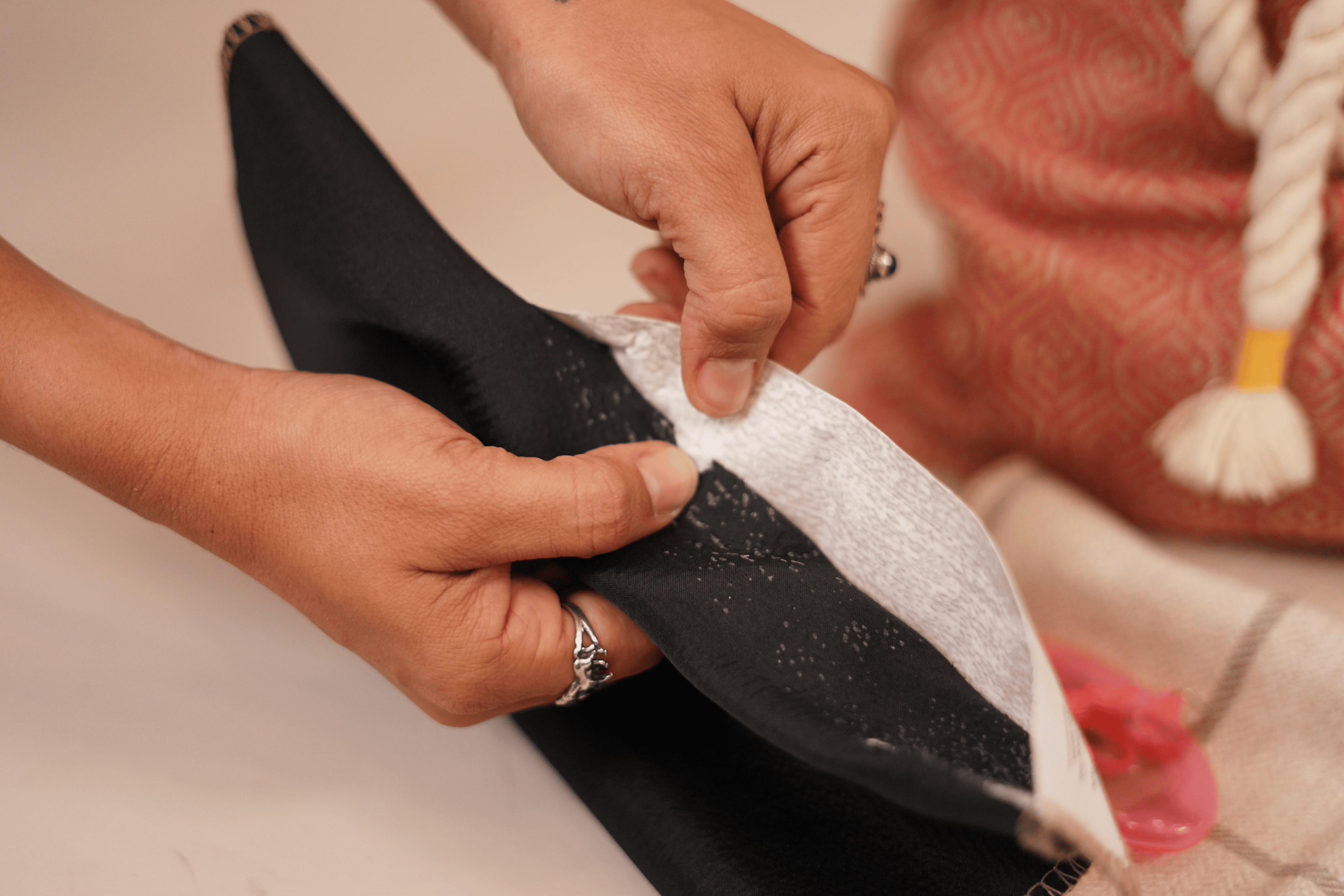 Transformando telas "pa' botar" en una cartera